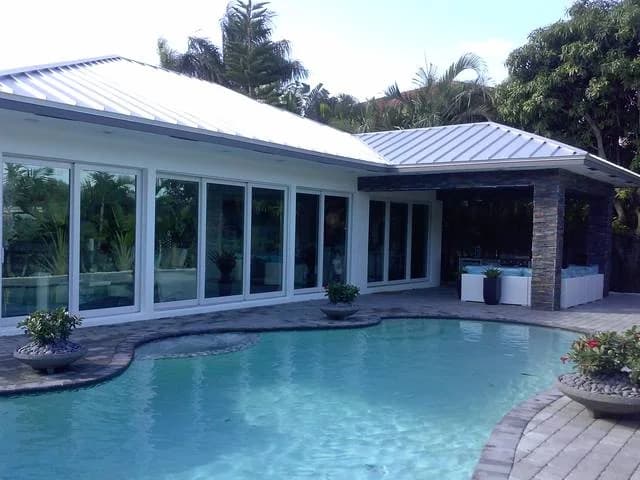 Single-storey home with a continuous window wall onto the pool